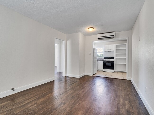 Building Photo - 7622 Pecan Villas Dr