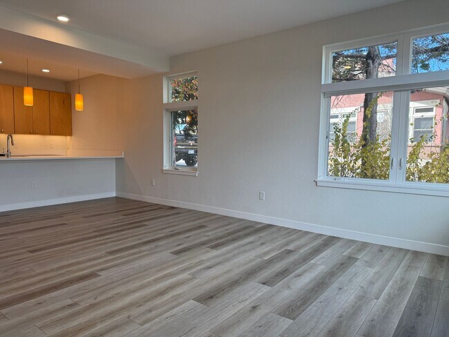 Photo - Fresh-Modern-Convenient 2/3/2 Twnhome