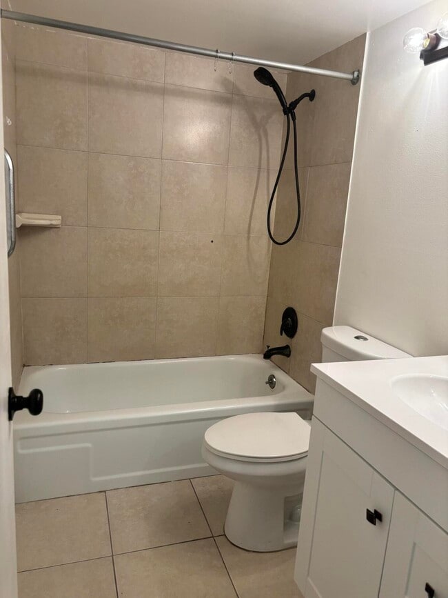 Photo - 106 Windsor E