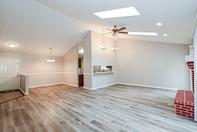 Photo - 1068 W Southport Rd