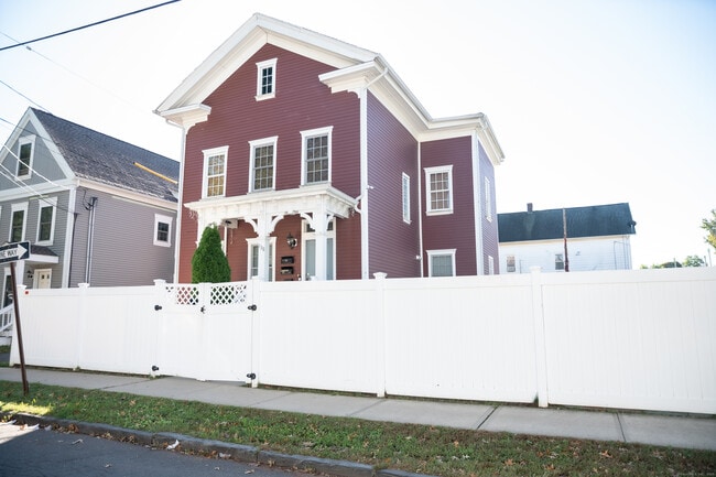 Building Photo - 138 Putnam St Unit 2