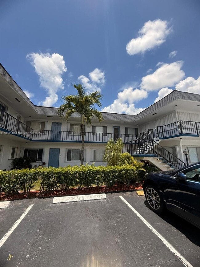Building Photo - 2440 Lake Osborne Dr Unit 207 Rental