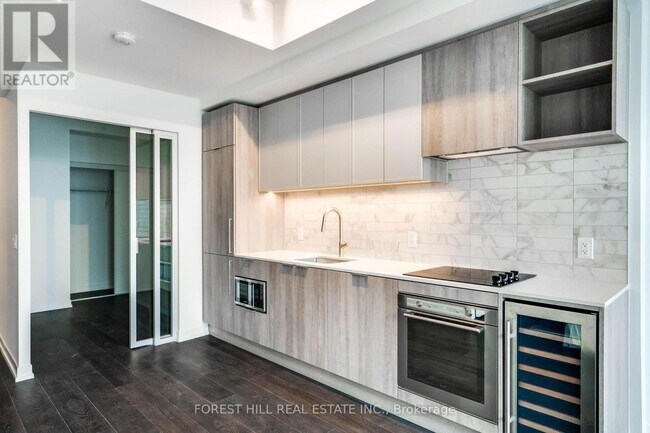 Photo - 2020 Bathurst St Unit 833