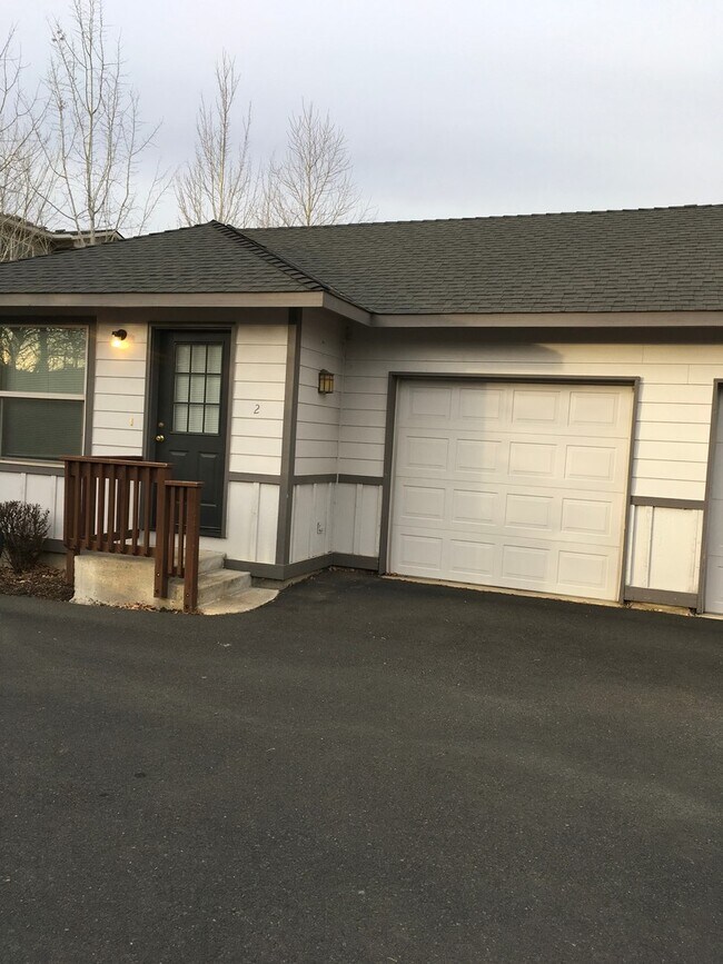 Building Photo - w3071 Unit 2