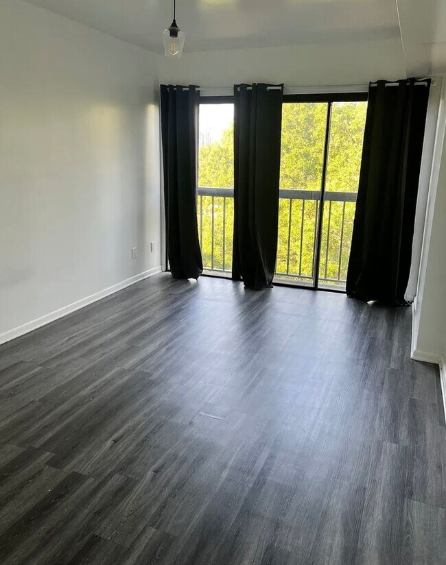 Photo - Large Foggy Bottom Beauty - 1+Den + 1 FB