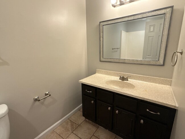 Photo - 16 Markwest Cv Unit L