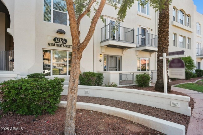Building Photo - 1081 W 1st St Rental