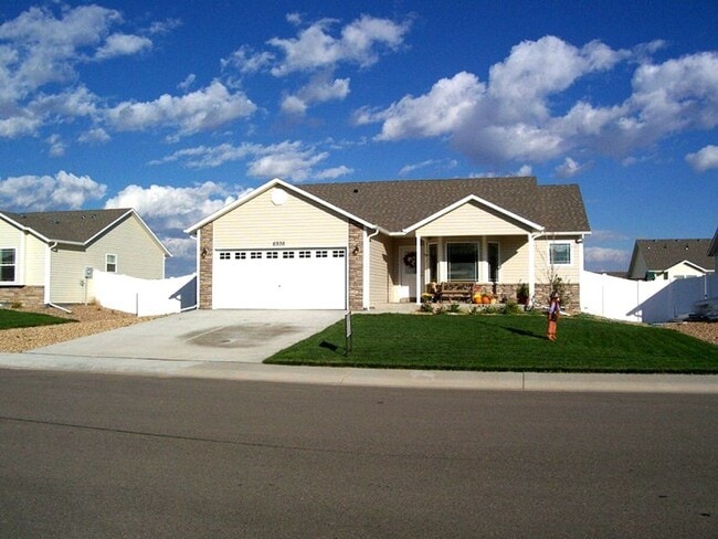 Building Photo - Coming Soon! Spacious Wellington Home with Fireplace & Garage