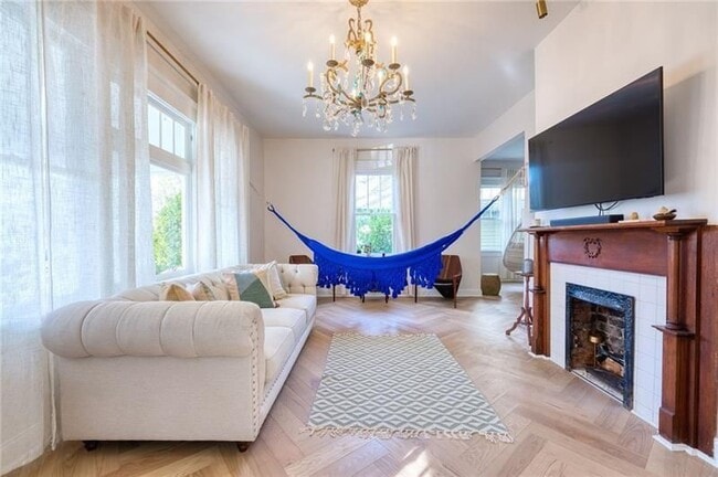 Photo - 85 Waddell St NE