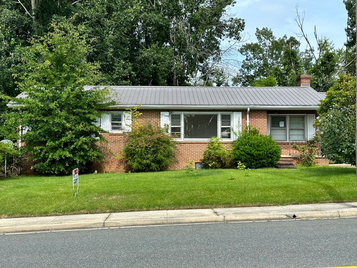 2-Bedroom Home with Full Basement! - 2-Bedroom Home with Full Basement!