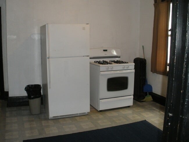 Photo - 3372 N Oakland Ave Unidad Lower