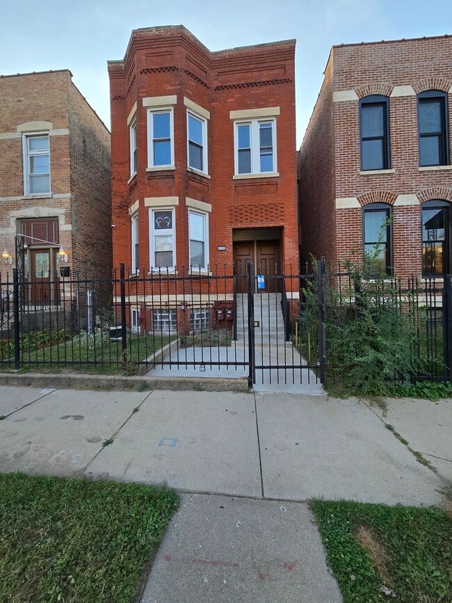Building Photo - 3732 S Calumet Ave Unit 2
