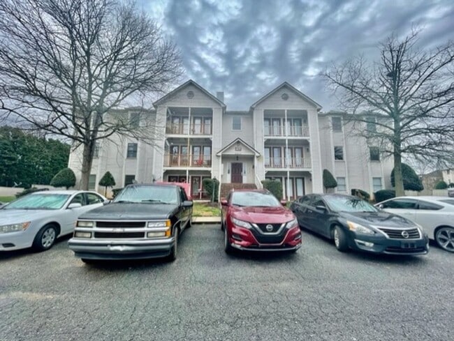 Building Photo - Must see this adorable 2 Bedroom, 2 bath condo on the 2nd floor in the RoseCroft community