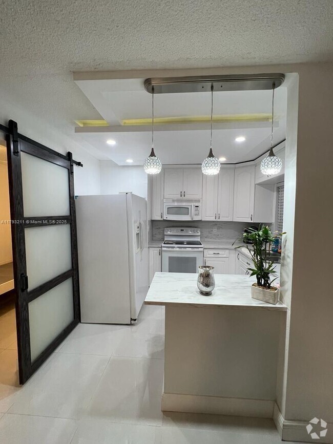 Building Photo - 7910 Taft St Unit 211 Rental