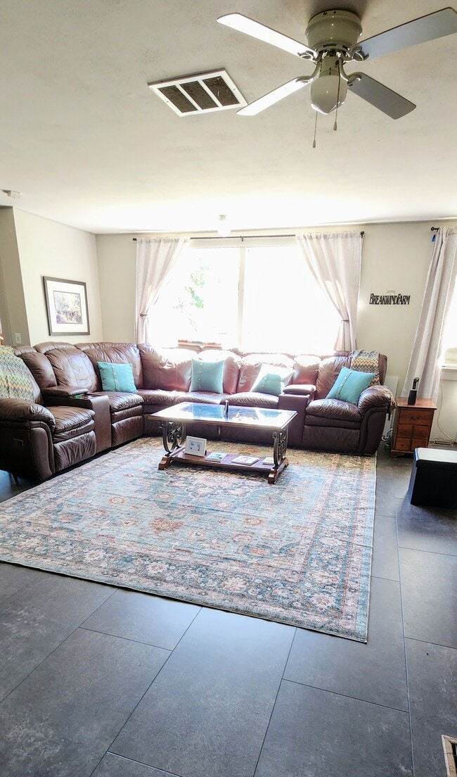 Building Photo - 1584 Maple St Unit B Rental