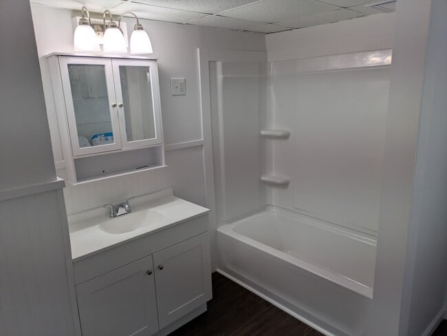 Building Photo - 148 Maple St Unit Rear