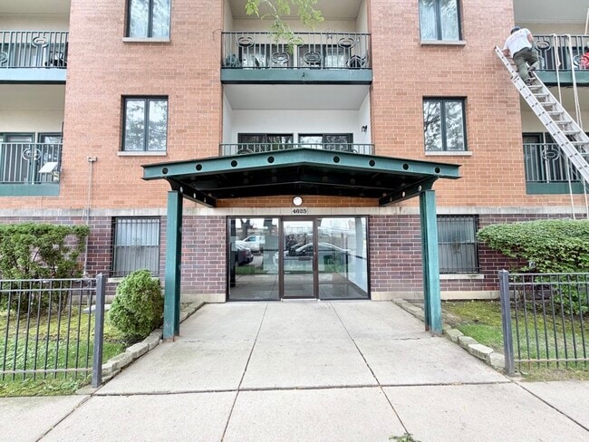 Building Photo - 4625 W Lawrence Ave