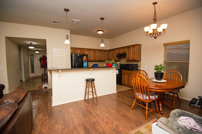 Photo - 912 S Linford Dr