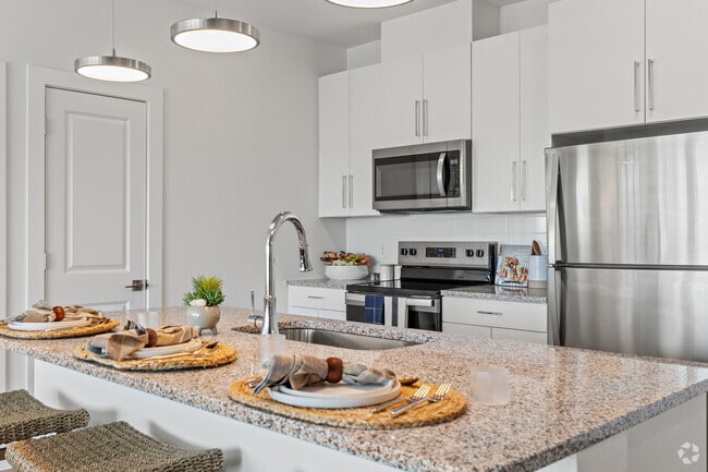 2BR, 2BA - 1,031SF - Kitchen - Ivy Heights