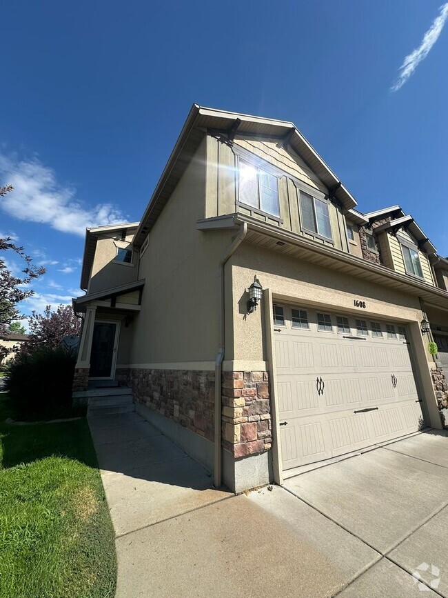 Building Photo - 3 Weeks Rent FREE! Modern 3 Bed 2.5 Bath T... Rental