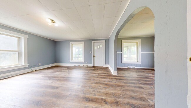 Photo - Large farmhouse with garage in Mapleton Schools