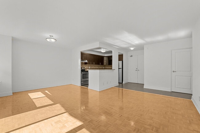 Photo - Four Thousand Yonge Street