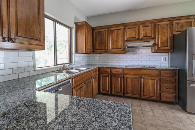 Photo - 904 Julies Trl