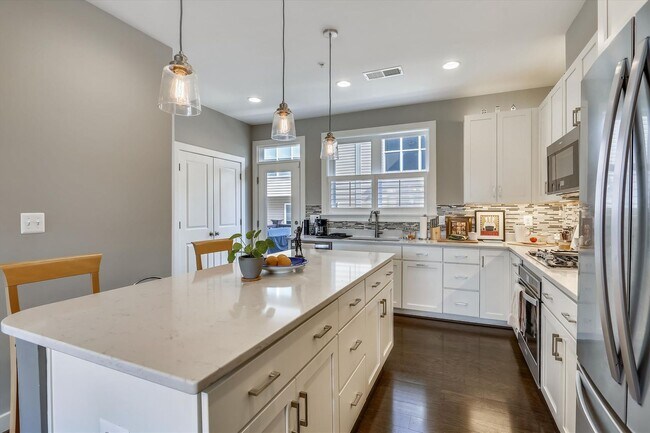 Photo - GREAT LOCATION!! Stunning 3BD/3.5BA luxury 4-level townhouse!