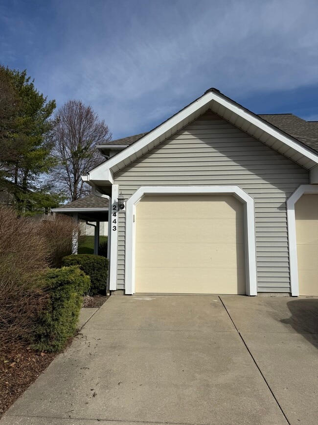 Building Photo - 2443 Wrens Dr S