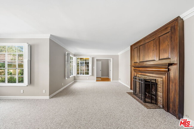 Building Photo - 951 Masselin Ave