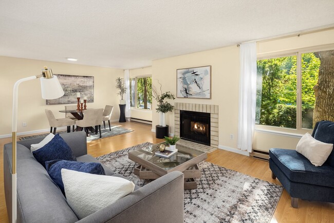 Building Photo - Spacious 2 bed, 1.25 bath, convenient loca... Unit #203