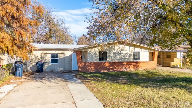 Building Photo - Cute 4 bedroom House