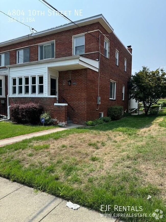 Building Photo - Three Bedroom/2.5 Bathroom House, & Fully ...