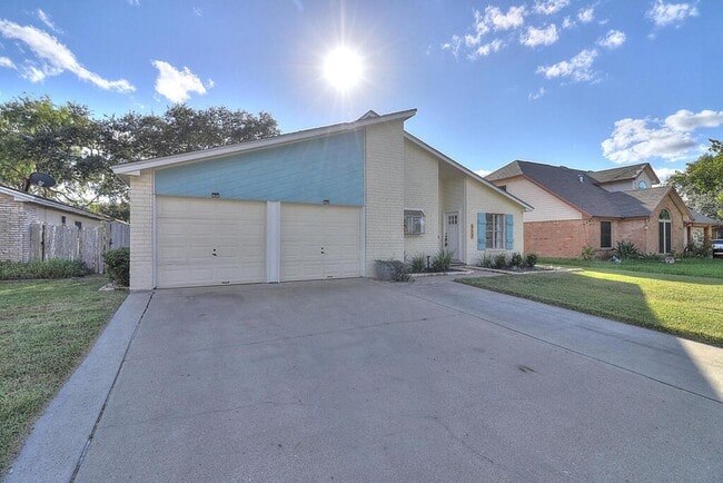 Photo - 913 St Timothy St