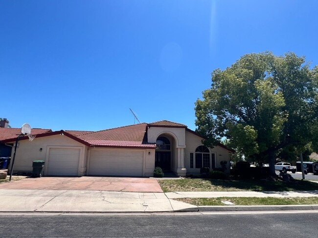 Building Photo - For Rent – Spacious 3 Bed / 2 Bath | 2,660 Sq Ft | West Madera