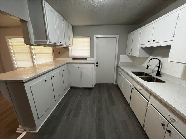 Photo - 5727 Doolittle Blvd