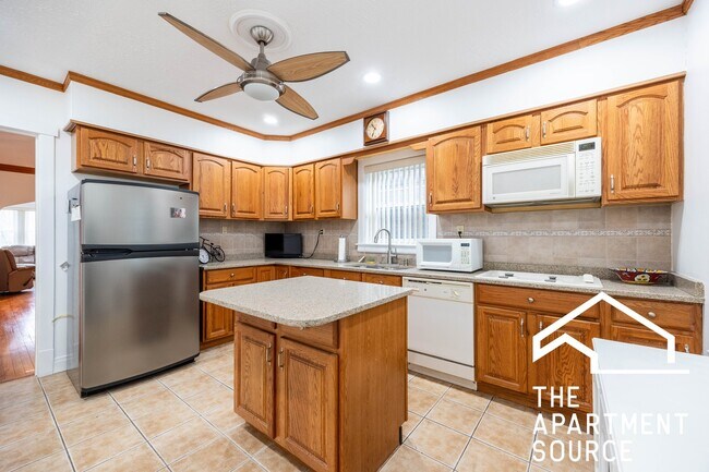 Photo - 2305 N Melvina Ave Unit 1