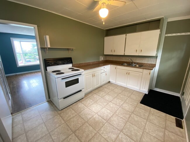 Photo - 960 Cornwall Crescent