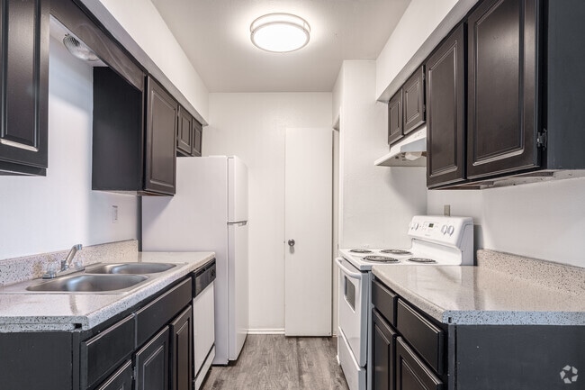 2BR, 1BA - 869SF - Kitchen