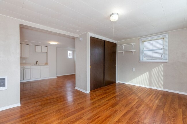 Building Photo - 9041-9049-9049 NE Sandy Blvd Unit 9043