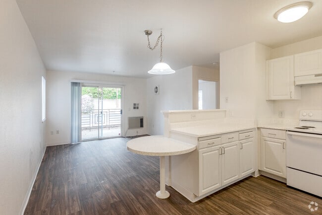 1 habitación, 1 baño - 575 pies cuadrados - Sala de estar - Summercrest Villas