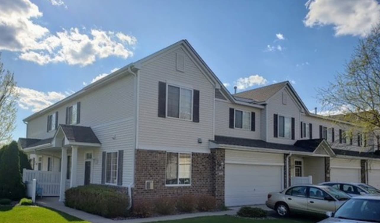 End unit in district 196 - 1640 139th St W Casa Adosada