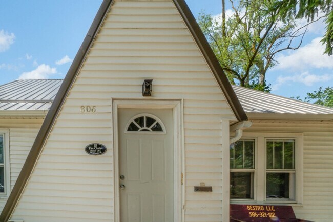 Photo - 806 Douglas St