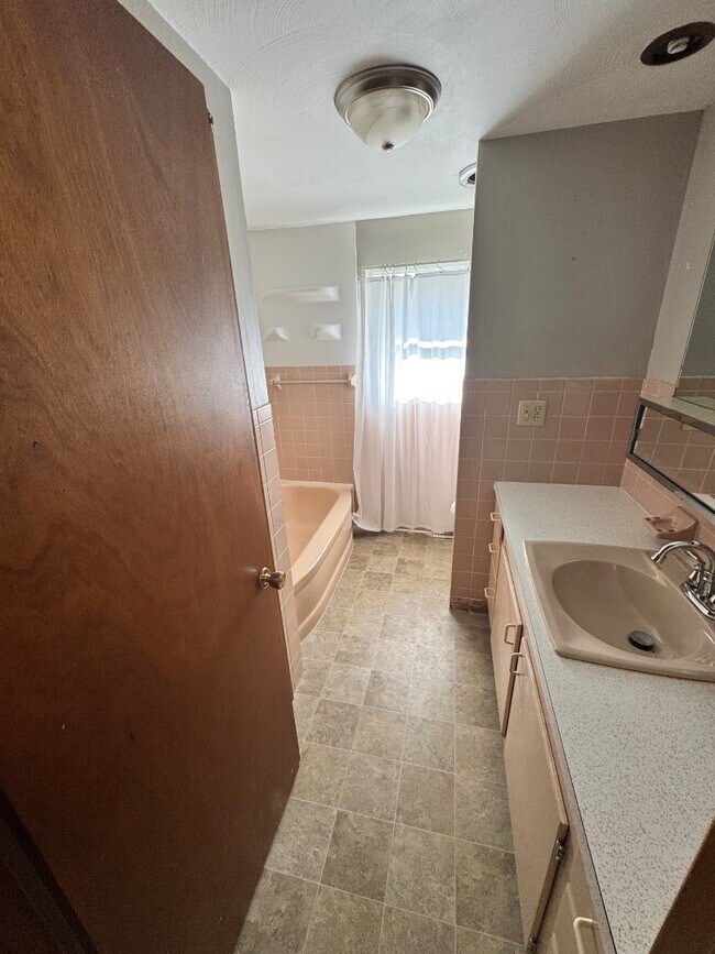 Photo - 626 W Warren St