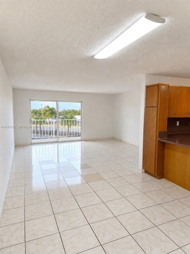 Building Photo - 555 NE 123rd St Unit 215-D