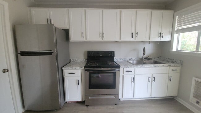 1 month free!!!  Section 8 accepted!!! "Charming 1-Bed Oasis with Modern Comforts in Huntsville –...