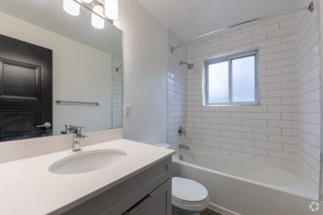 1BR, 1BA - 765SF - Bathroom - 285 Erb Street W