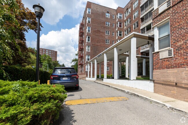 Photo - 601 Kappock St