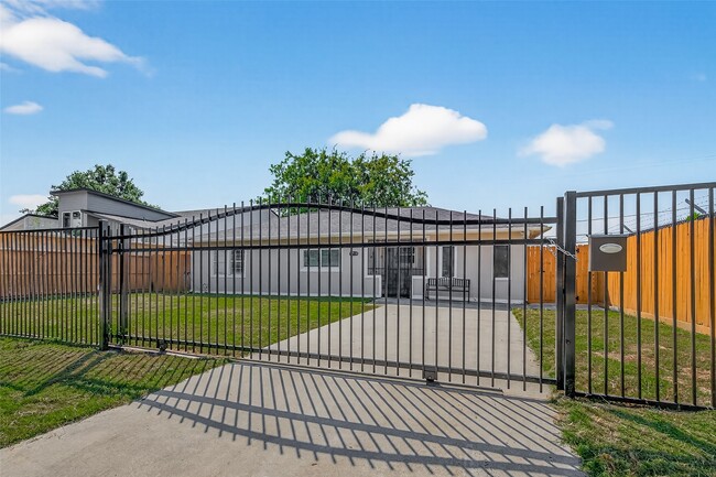 Building Photo - 5714 Southwind St