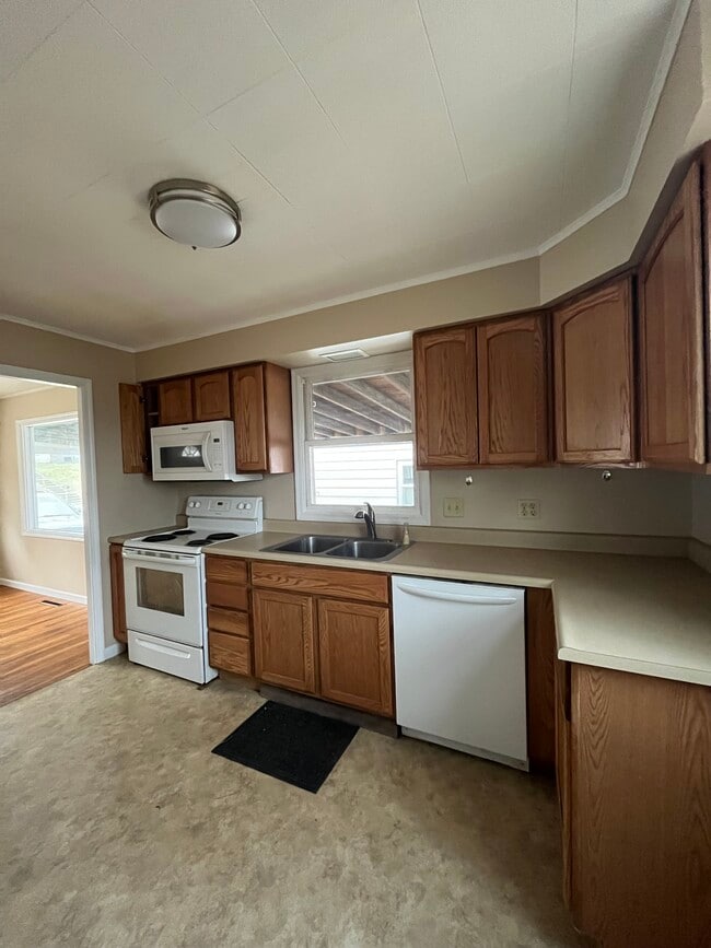 Photo - 2220 Roselawn Ave